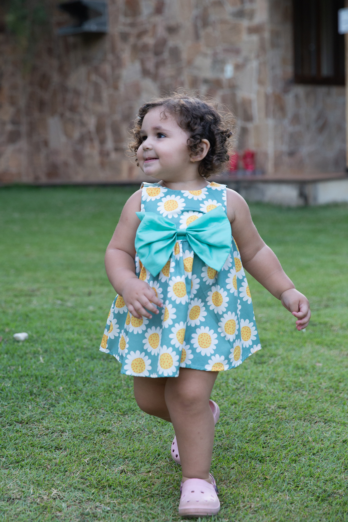 crianças se divertindo no jardim durante a festa de aniversario 