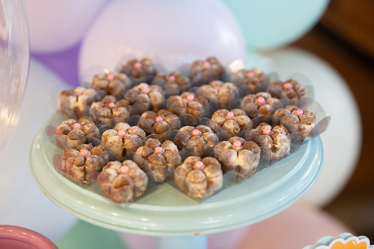 docinhos na mesa de decoração 