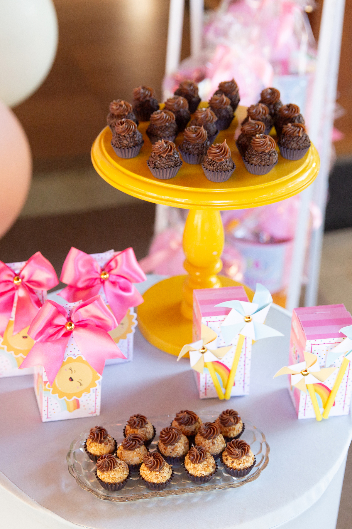 docinhos na mesa de decoração 