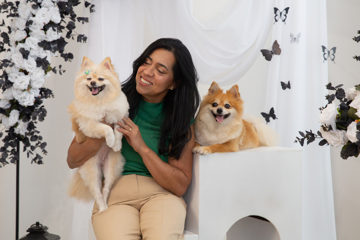 Avó interagindo com seus netos pets, todos sorridentes, no cenário borboletas preto e branco 