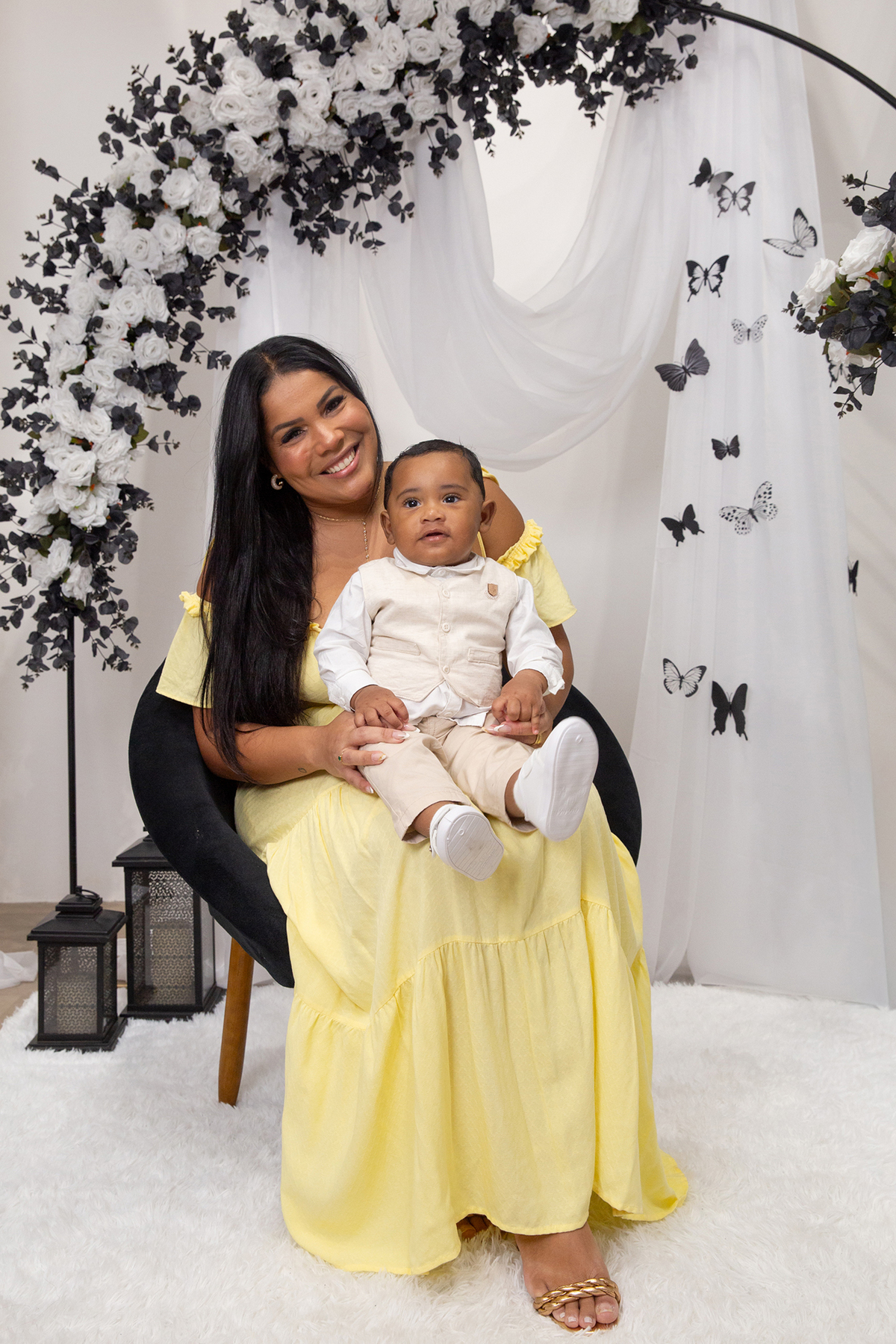mãe e filho posando para câmera no cenário de dia das mães Borboletas preto e branco