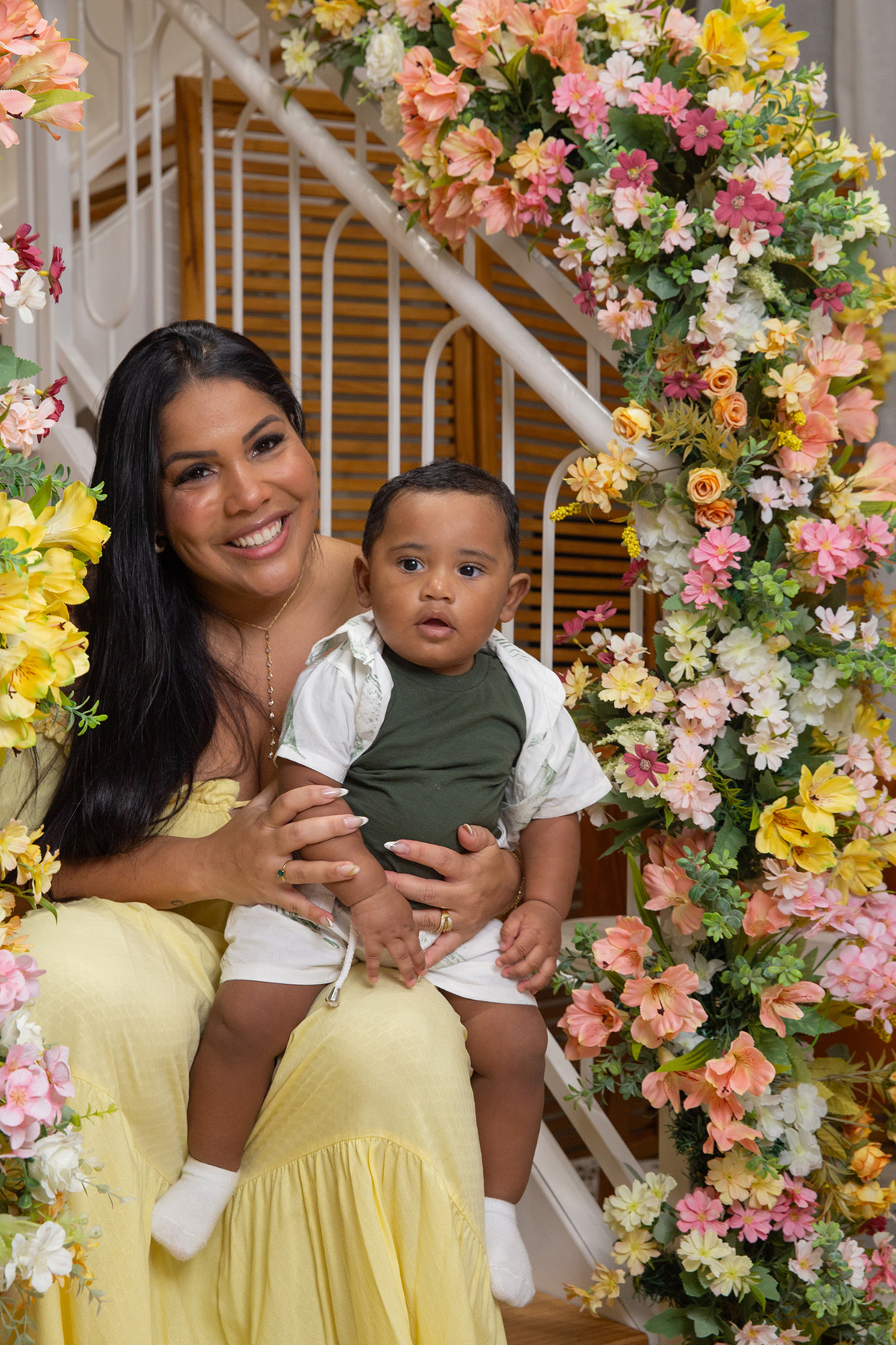 mãe e filho interagindo, brincando no cenário de dia das mães Flores, os dois sorrindo