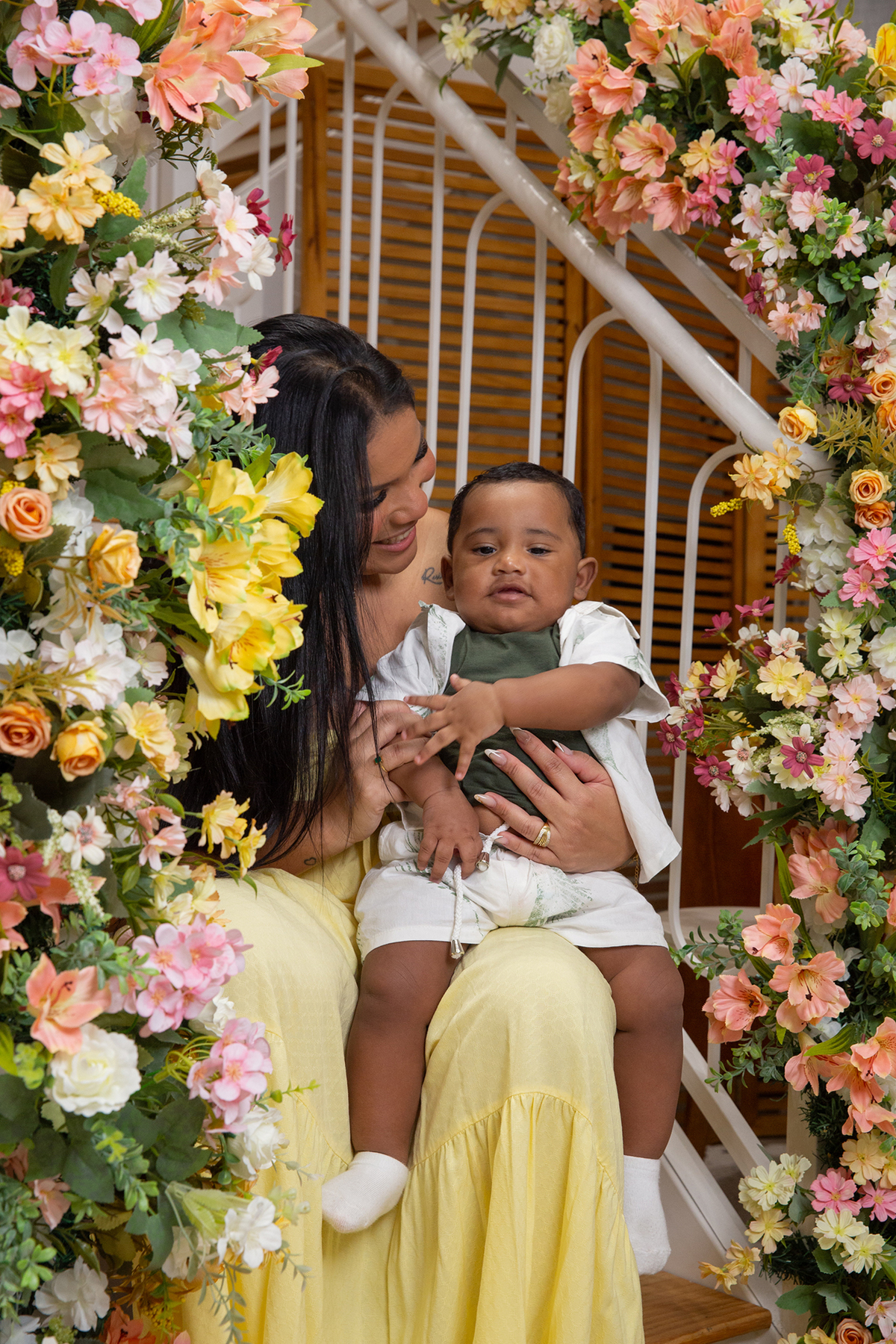 mãe e filho interagindo, brincando no cenário de dia das mães Flores, os dois sorrindo