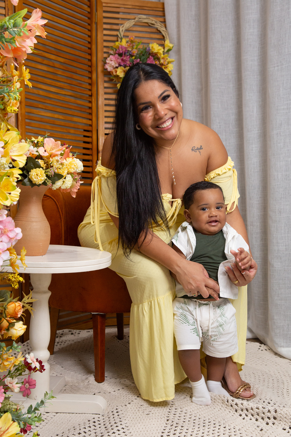 mãe e filho posando para câmera, no cenário de dia das mães Flores, os dois sorrindo