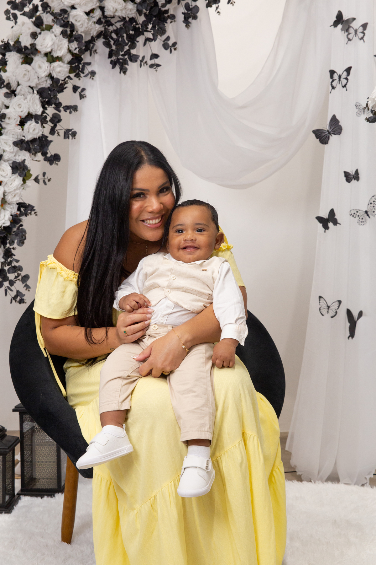 mãe e filho interagindo no cenário de dia das mães Borboletas preto e branco
