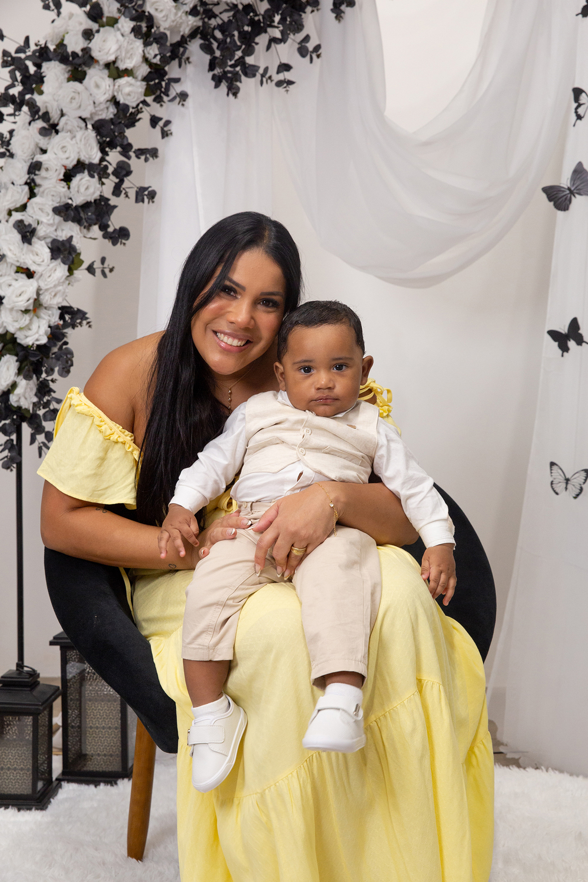 mãe e filho interagindo no cenário de dia das mães Borboletas preto e branco