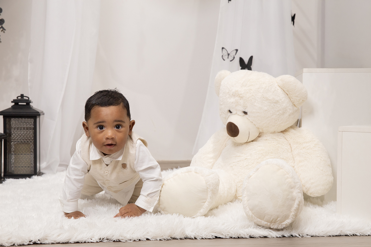Filho brincando no cenário