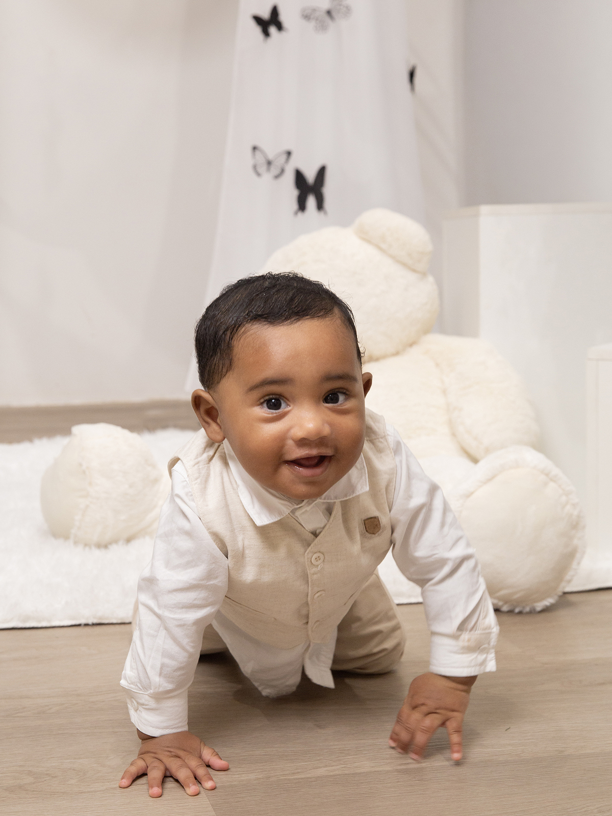 Filho brincando no cenário, sorrindo para câmera