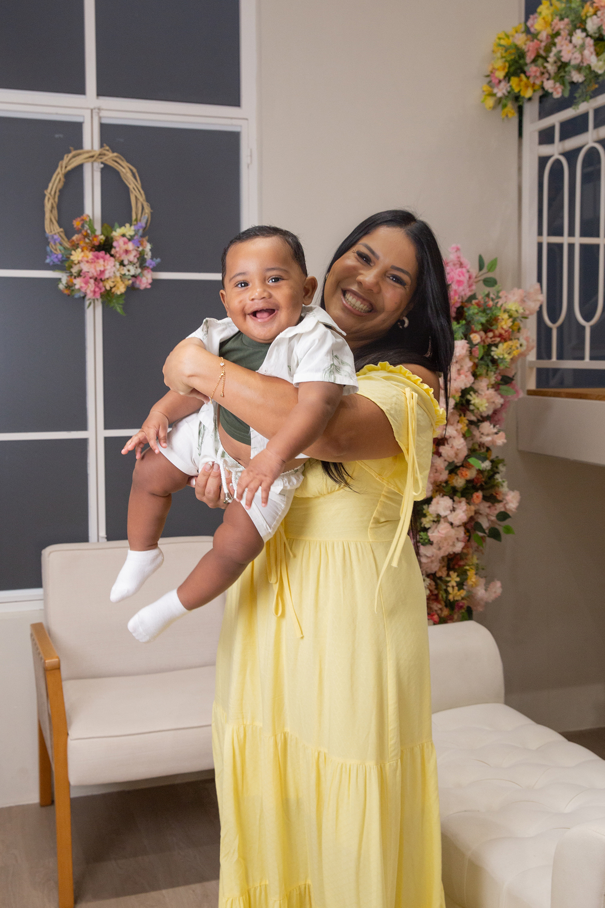 mãe e filho interagindo, brincando no cenário de dia das mães Flores, os dois sorrindo