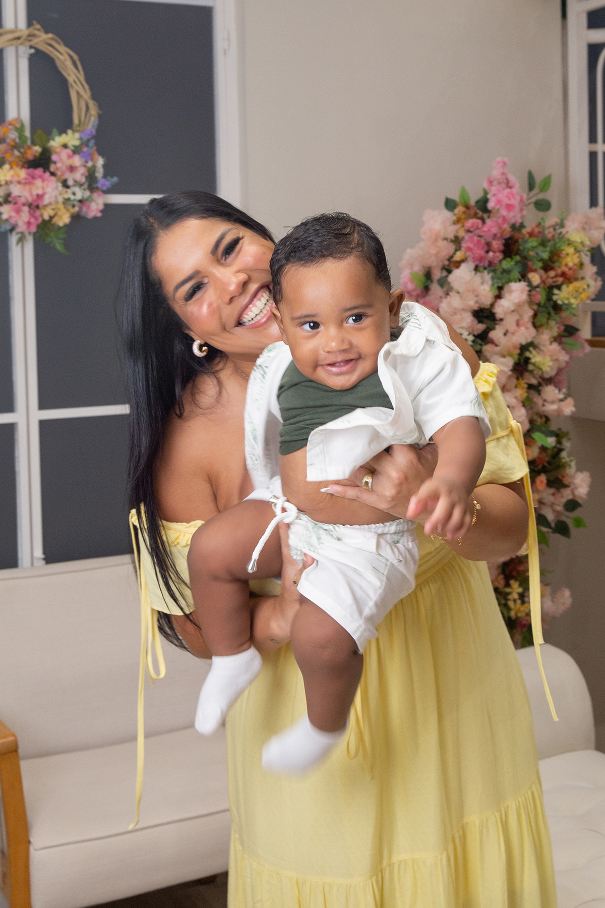 mãe e filho interagindo, brincando no cenário de dia das mães Flores, os dois sorrindo