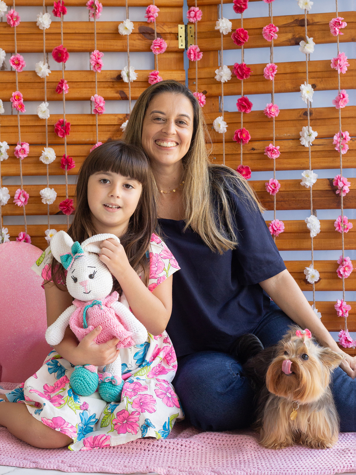 York posando para câmera no cenário, junto com sua mãe e irmã humanas