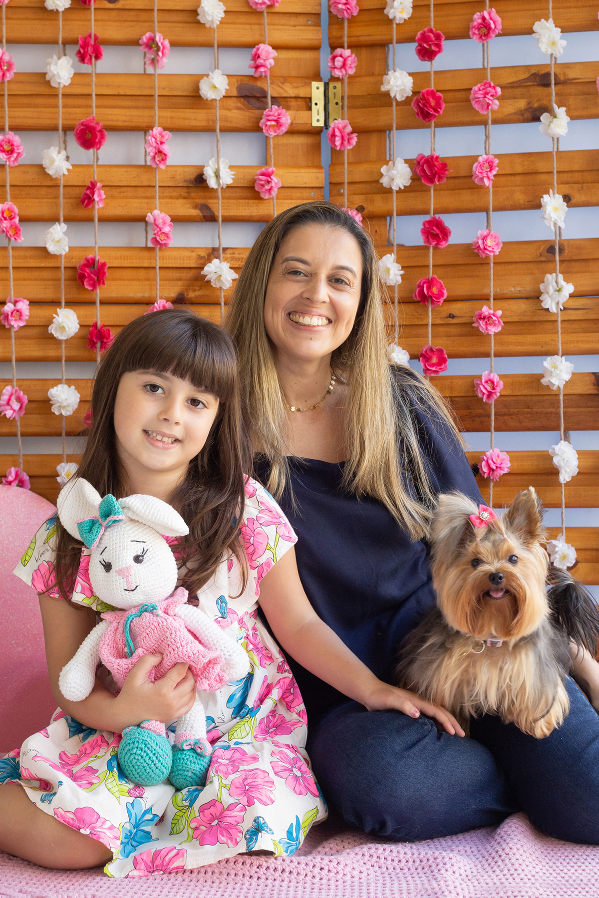 York posando para câmera no cenário, junto com sua mãe e irmã humanas