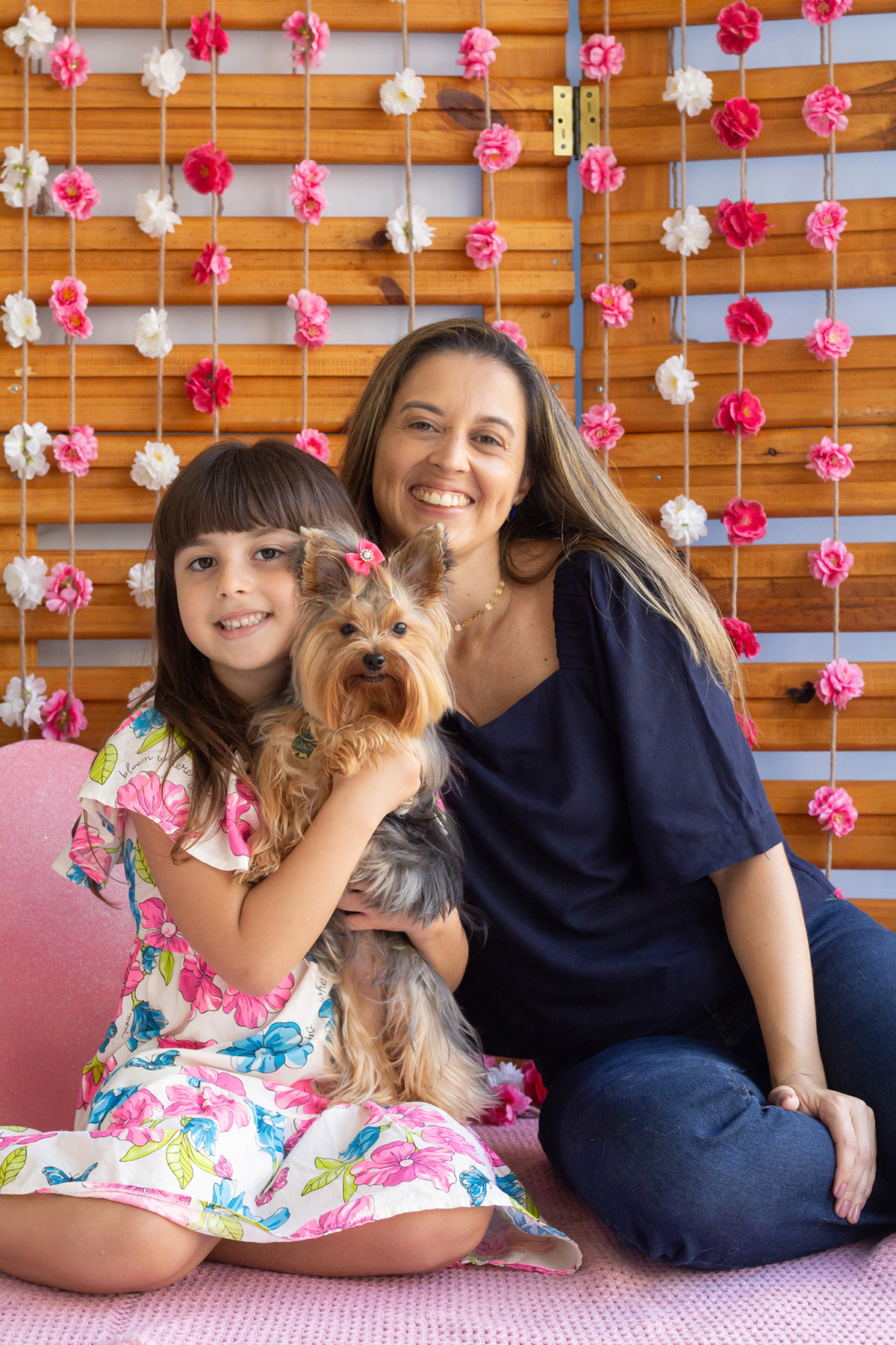 York posando para câmera no cenário, junto com sua mãe e irmã humanas