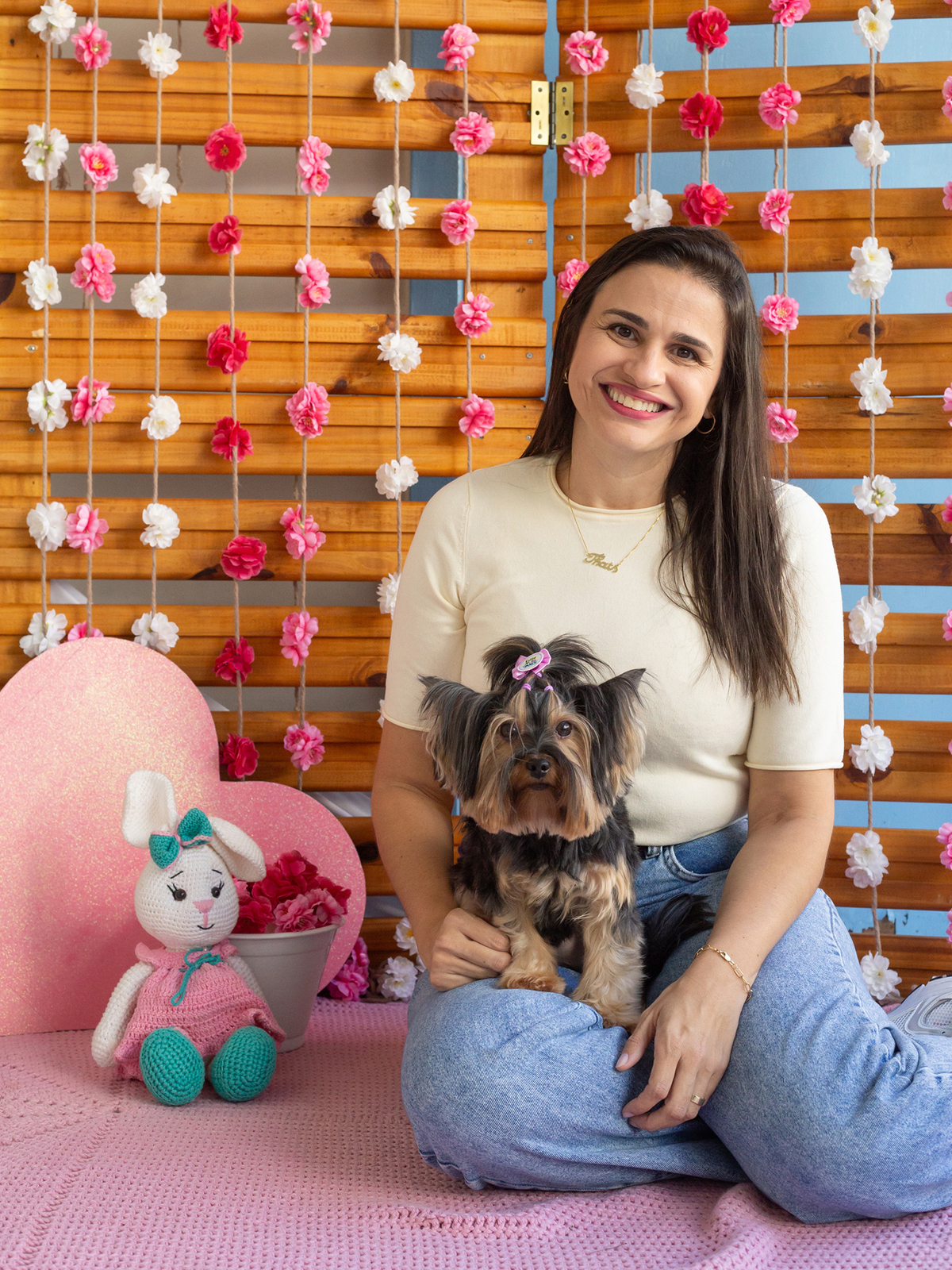 York posando para câmera no cenário, junto com sua mãe humana