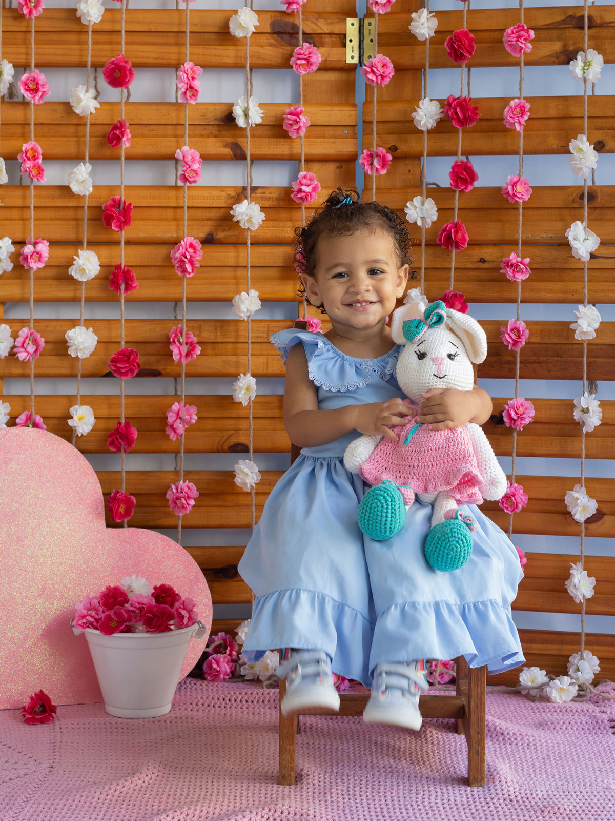 Bebê posando para câmera no cenário de dia das mães