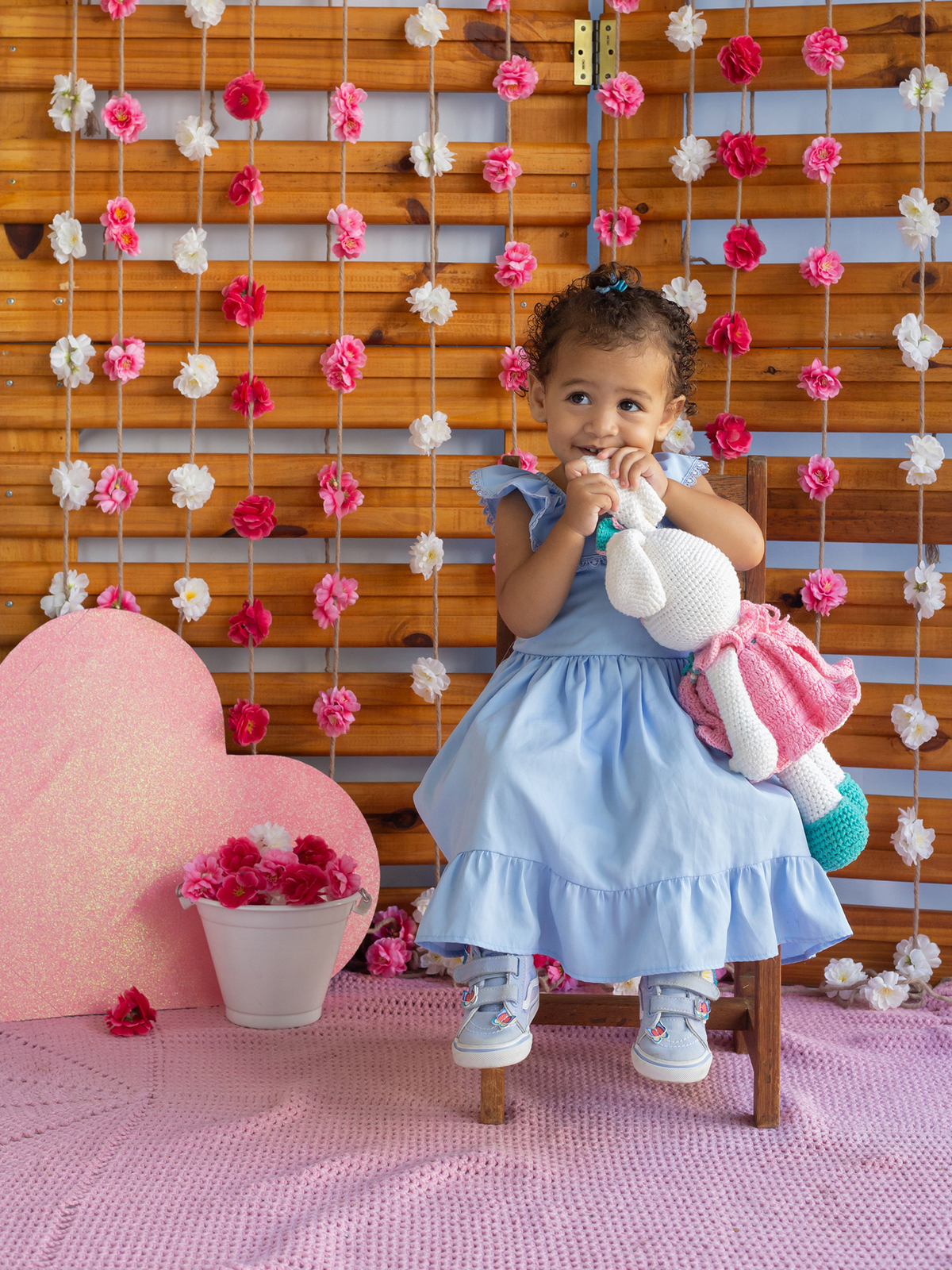 Bebê posando para câmera no cenário de dia das mães