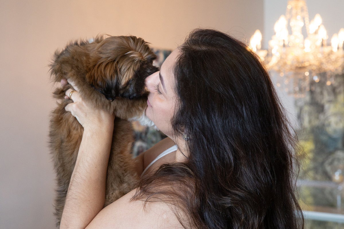 Momento espontâneo durante o ensaio lifestyle em casa, com a mamãe de pet.  Registrando a chegada do pequeno Barto e a conexão da família com seu novo integrante.