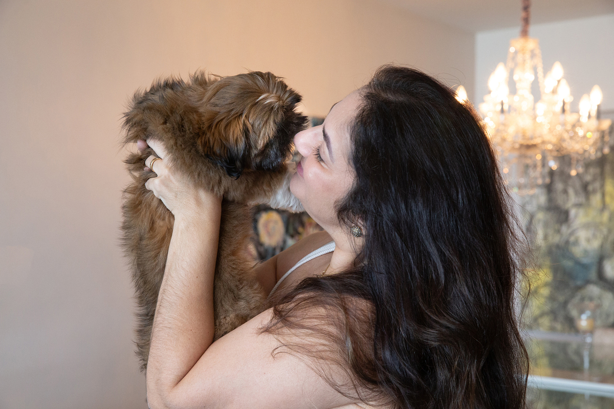 Momento  espontâneo durante o ensaio lifestyle em casa, com a mamãe de pet.  Registrando a chegada do pequeno Barto e a conexão da família com seu novo integrante.
