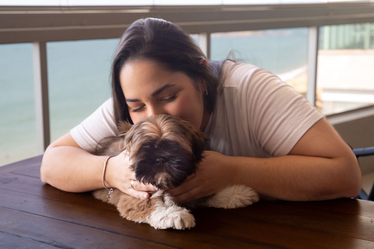 Momento posado espontâneo durante o ensaio lifestyle em casa, com a irmã de pet.  Registrando a chegada do pequeno Barto e a conexão da família com seu novo integrante.