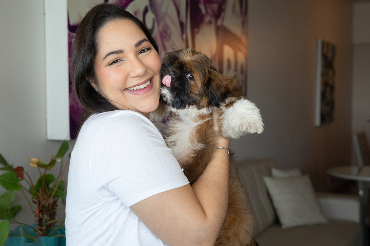 Momento posado durante o ensaio lifestyle em casa, com a irmã de pet.  Registrando a chegada do pequeno Barto e a conexão da família com seu novo integrante.