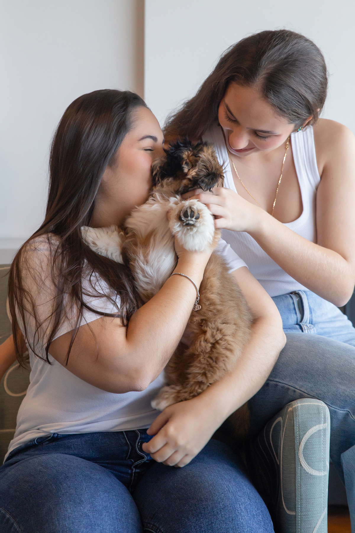 Momento espontâneo durante o ensaio lifestyle em casa, com as irmãs de pet.  Registrando a chegada do pequeno Barto e a conexão da família com seu novo integrante.