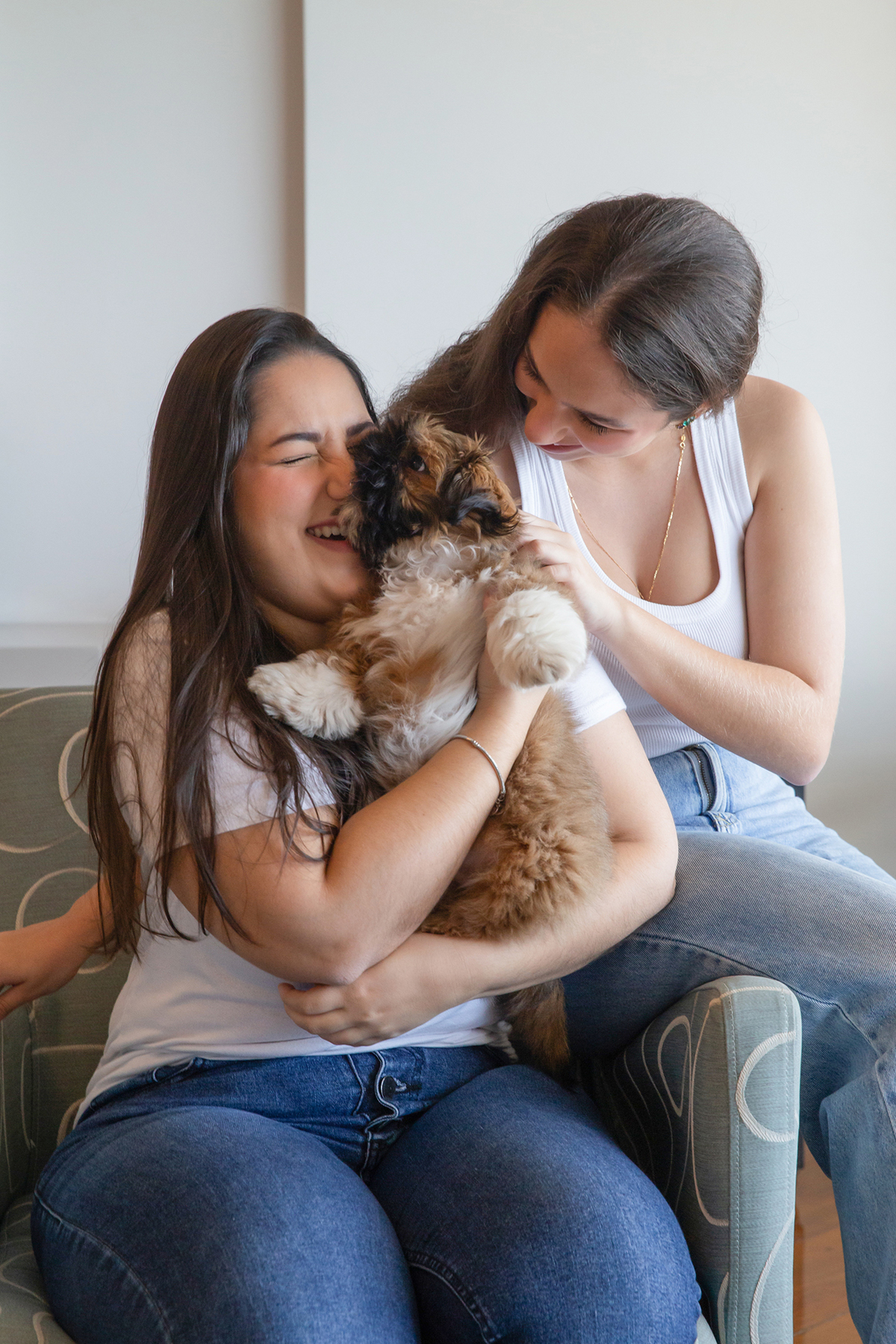 Momento espontâneo durante o ensaio lifestyle em casa, com as irmãs de pet.  Registrando a chegada do pequeno Barto e a conexão da família com seu novo integrante.