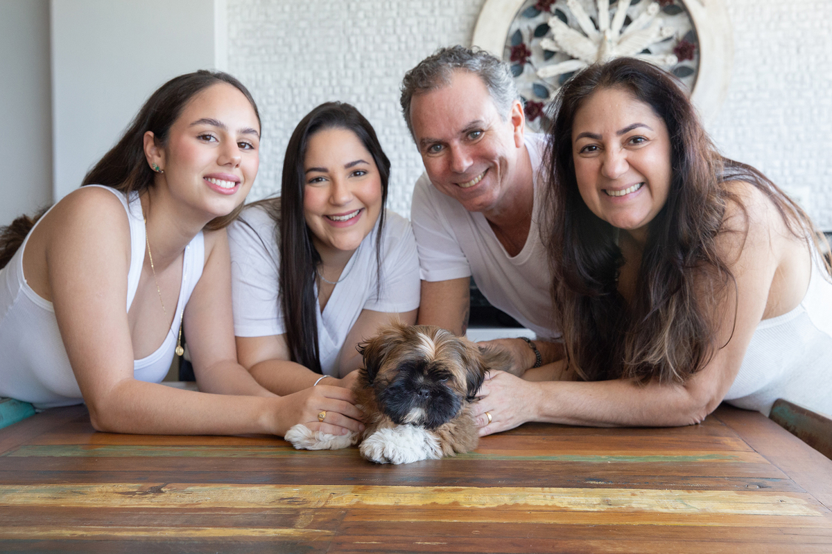 Momento posado durante o ensaio lifestyle em casa, registrando a chegada do pequeno Barto e a conexão da família com seu novo integrante. Mãe, Pai e irmãs