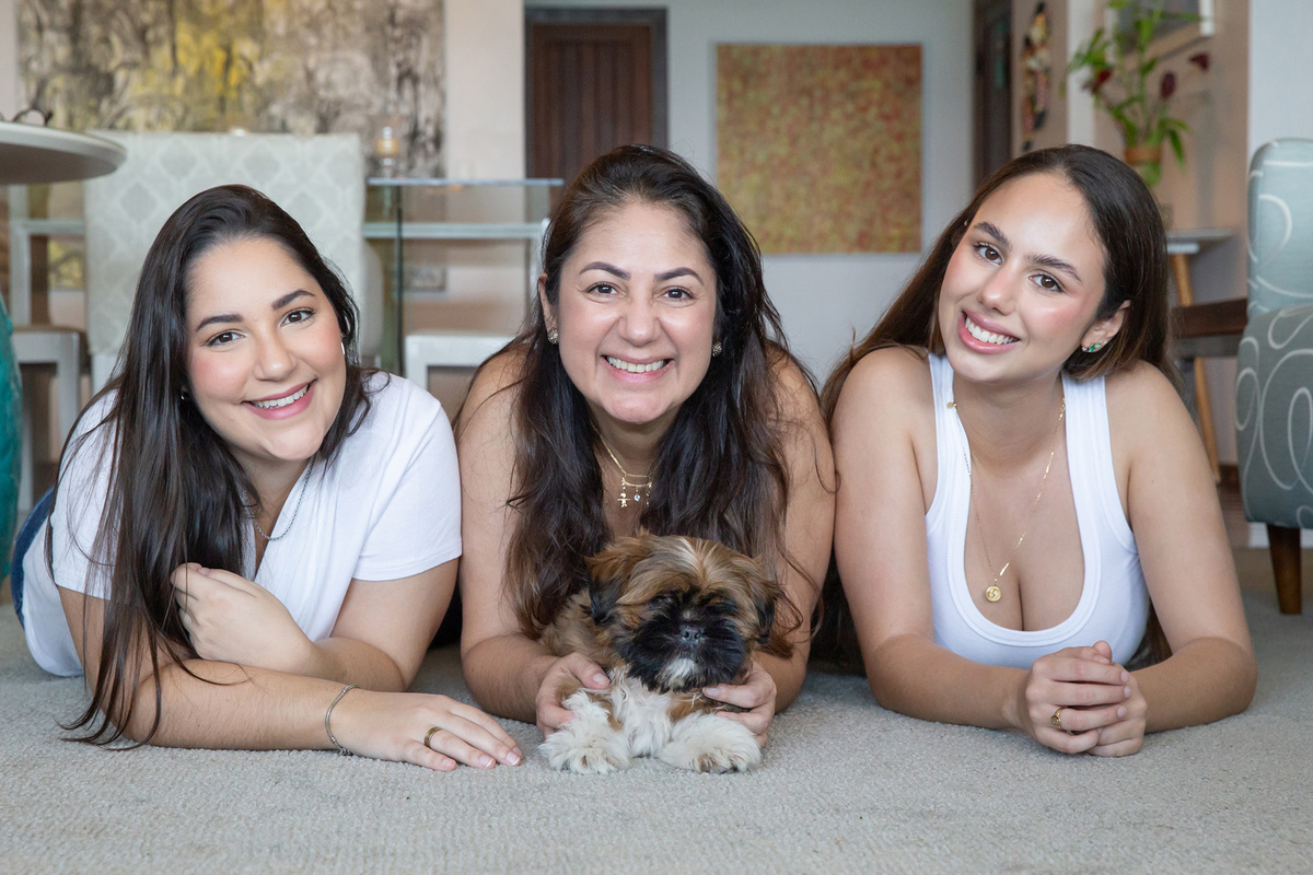 Momento posado durante o ensaio lifestyle em casa, registrando a chegada do pequeno Barto e a conexão da família com seu novo integrante. Relax na sala.  Mamãe, irmãs e pet