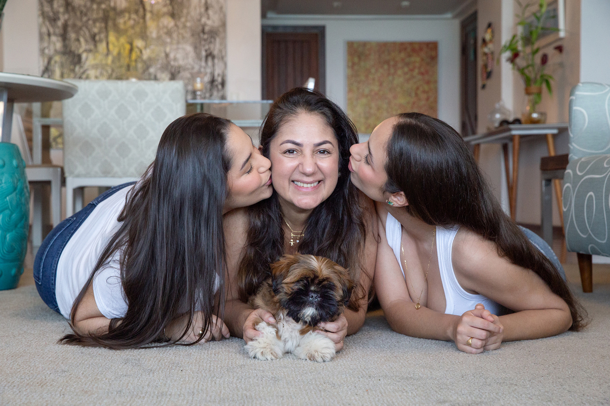 Momento posado durante o ensaio lifestyle em casa, registrando a chegada do pequeno Barto e a conexão da família com seu novo integrante. Mamãe, irmãs e pet