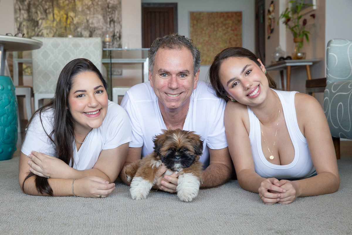 Momento posado durante o ensaio lifestyle em casa, registrando a chegada do pequeno Barto e a conexão da família com seu novo integrante. Mamãe, irmãs e pet
