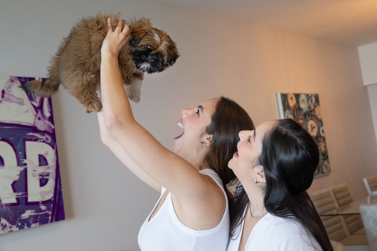 Momento posado durante o ensaio lifestyle em casa, com as irmãs de pet.  Registrando a chegada do pequeno Barto e a conexão da família com seu novo integrante.