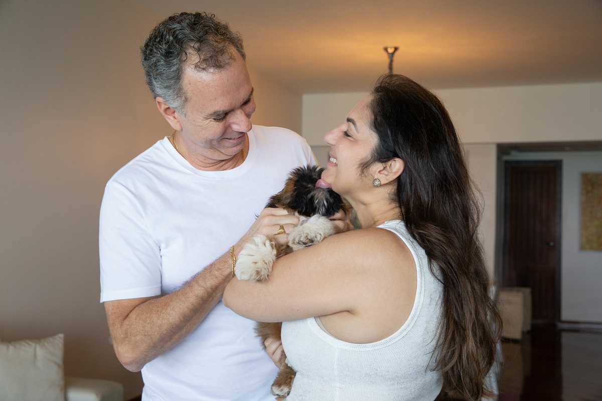 Momento posado durante o ensaio lifestyle em casa, registrando a chegada do pequeno Barto e a conexão da família com seu novo integrante. Mamãe, papai e pet!