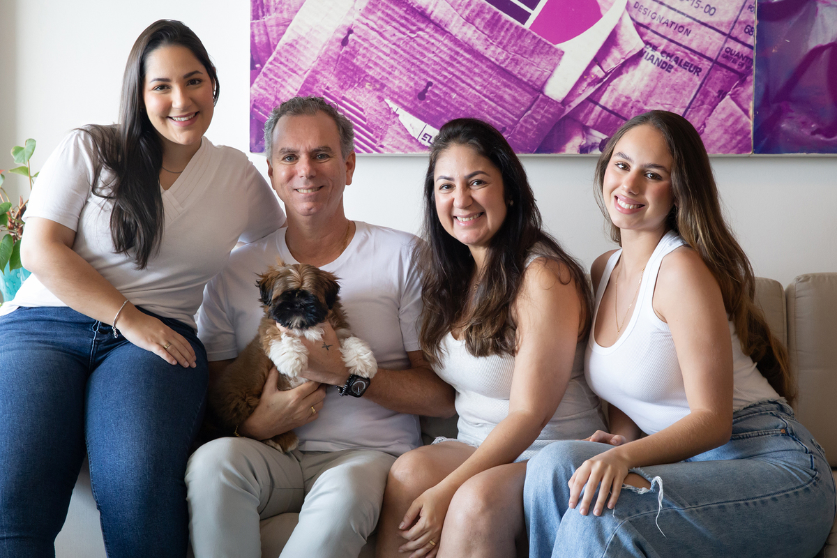 Momento posado durante o ensaio lifestyle em casa, registrando a chegada do pequeno Barto e a conexão da família com seu novo integrante.