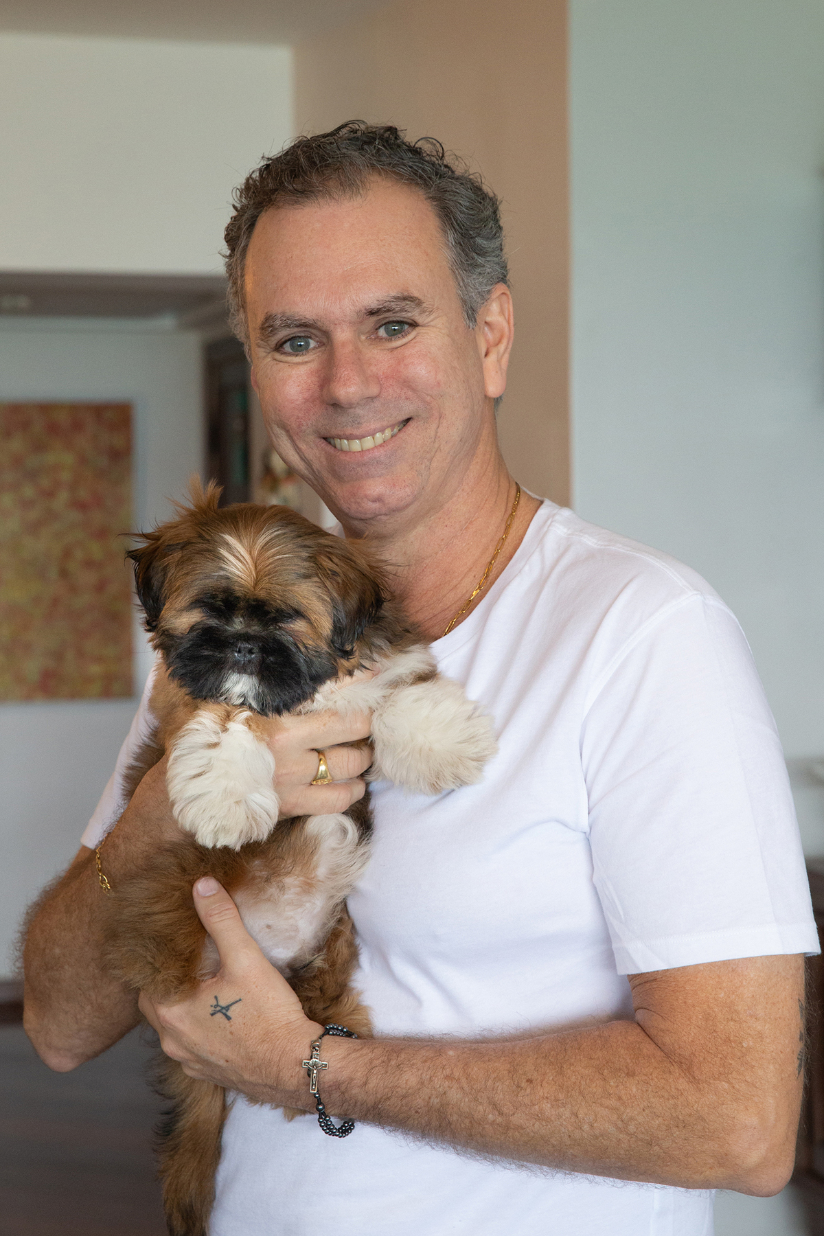 Momento posado durante o ensaio lifestyle em casa, com o papai de pet.  Registrando a chegada do pequeno Barto e a conexão da família com seu novo integrante.