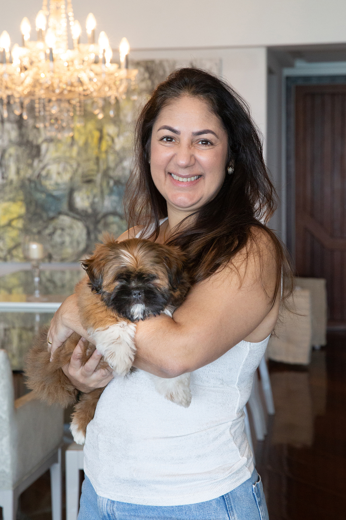 Momento posado durante o ensaio lifestyle em casa, com a mamãe de pet.  Registrando a chegada do pequeno Barto e a conexão da família com seu novo integrante.