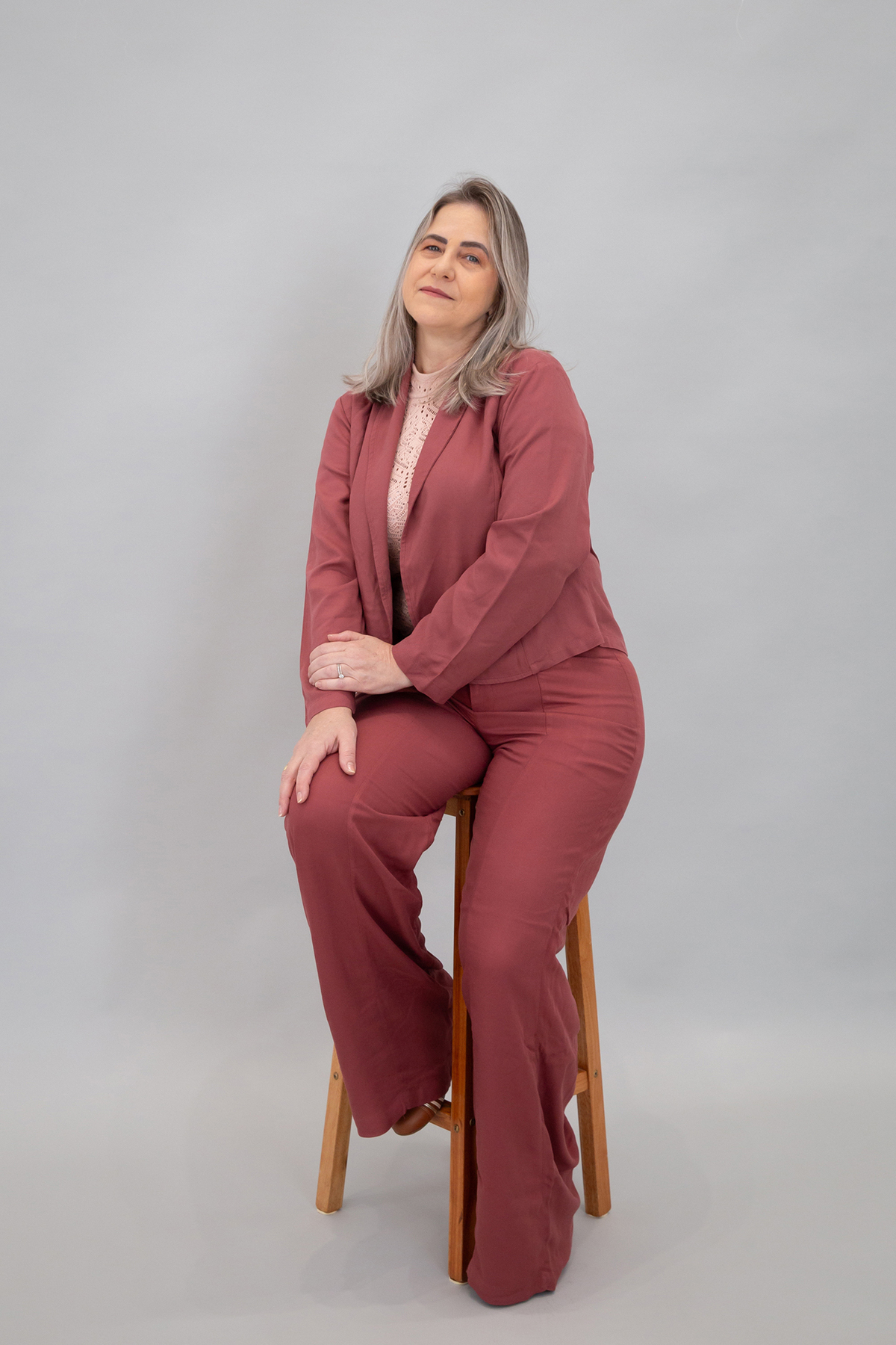Retrato corporativo de Maristela, psicóloga, em pose descontraída.
