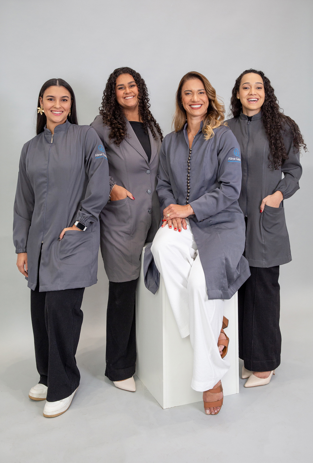 Equipe de dermatologia veterinária reunida em retrato corporativo.