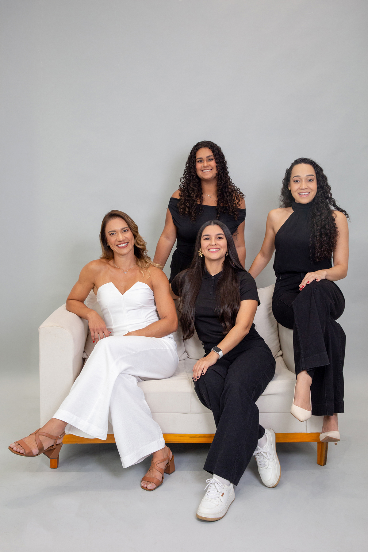 Retrato corporativo da Dra. Aline Galante e equipe de dermatologia veterinária.
