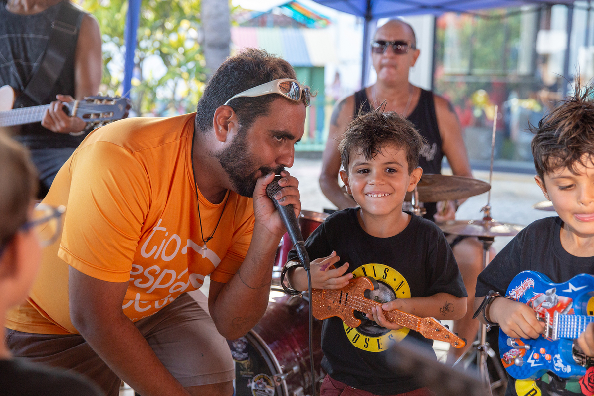 Leo vivendo um momento de carinho e diversão durante a comemoração dos 4 anos do Leo em Vila Velha.