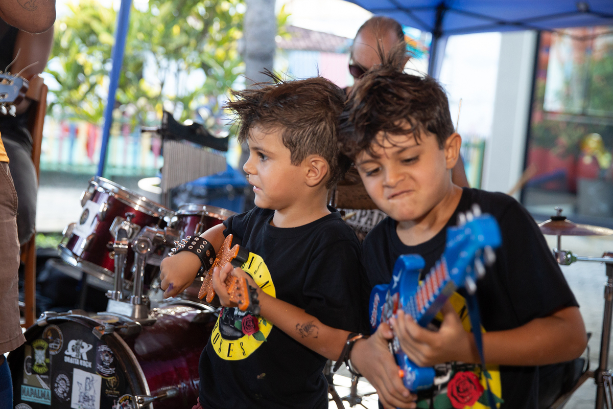 Amigos aproveitando cada momento da festa de aniversário de 4 anos do Leo em Vila Velha, ES.