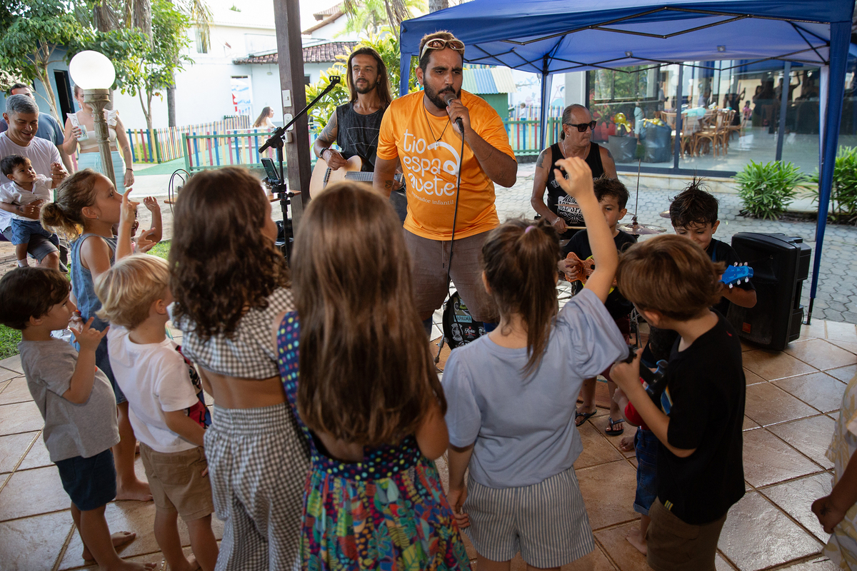Crianças brincando e celebrando com muita alegria na festa infantil de 4 anos do Leo.