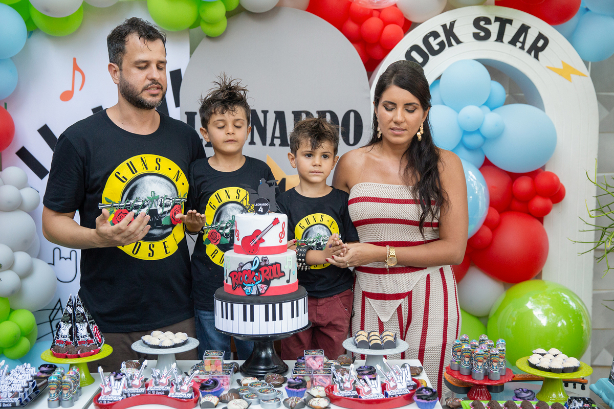 Família reunida ao redor da mesa do bolo durante a comemoração do aniversário de 4 anos do Leo em Vila Velha.