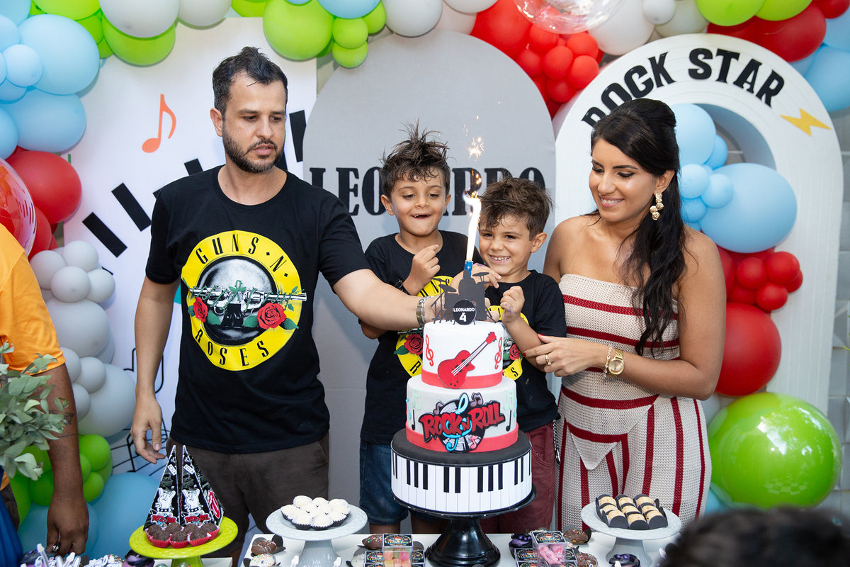 Registro da família reunida celebrando os 4 anos do Leo durante a festa infantil.
