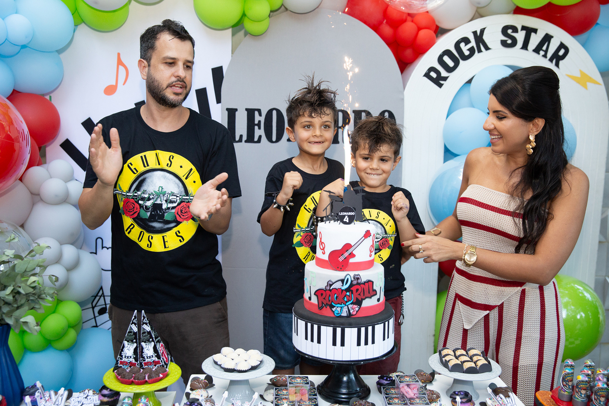 Pais e aniversariante comemorando juntos o aniversário de 4 anos do Leo em Vila Velha.