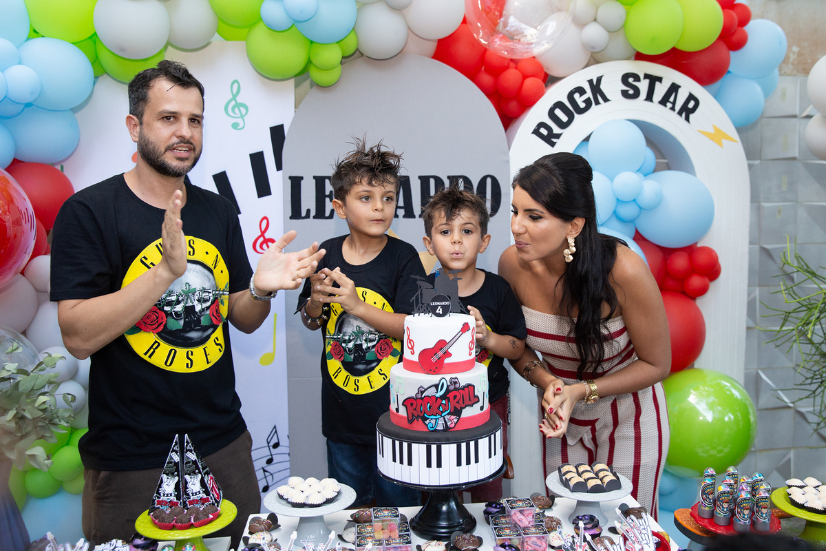 Família sorrindo durante a comemoração do aniversário infantil de 4 anos do Leo.