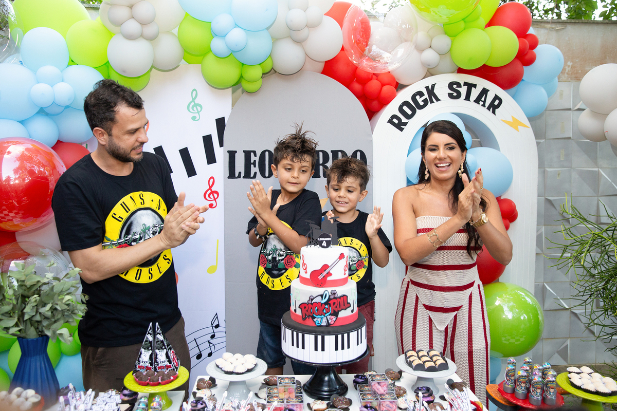 Hora do parabéns na festa de aniversário de 4 anos do Leo, cercado pela família e amigos.