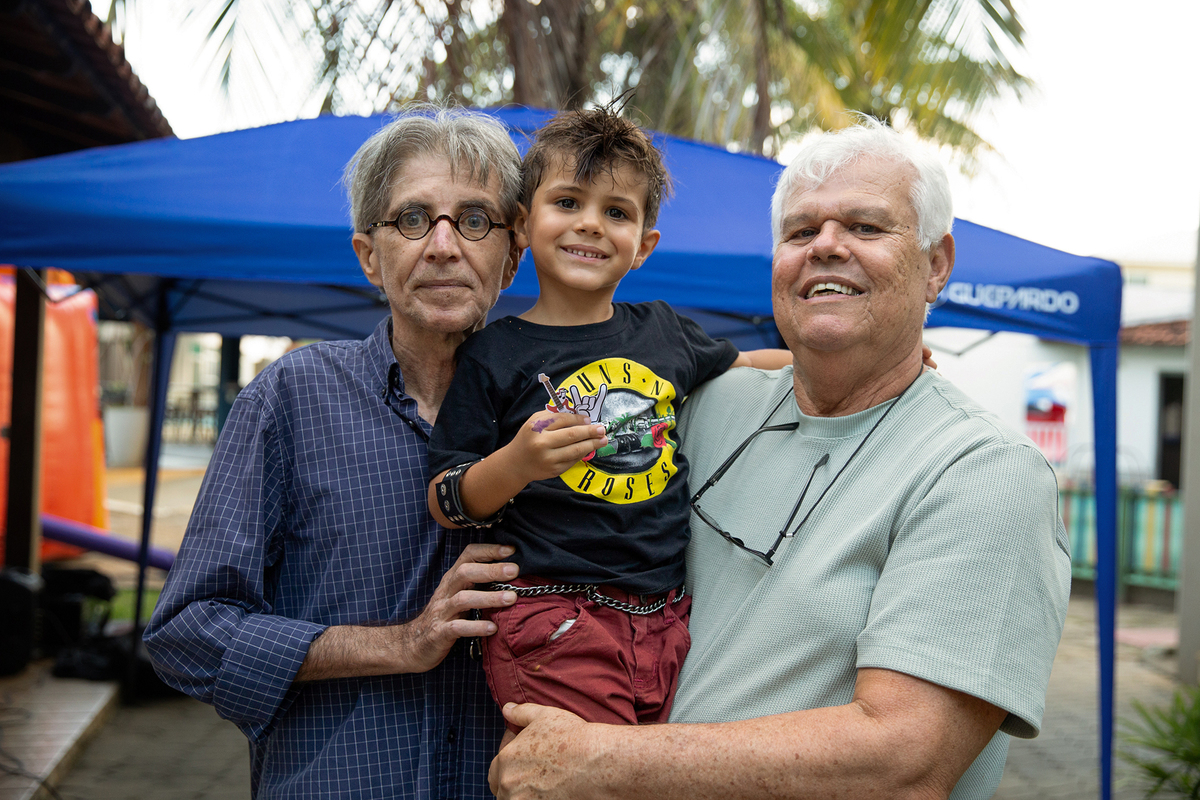Avós participando da festa de aniversário infantil de 4 anos do Leo, registrada com emoção e espontaneidade.