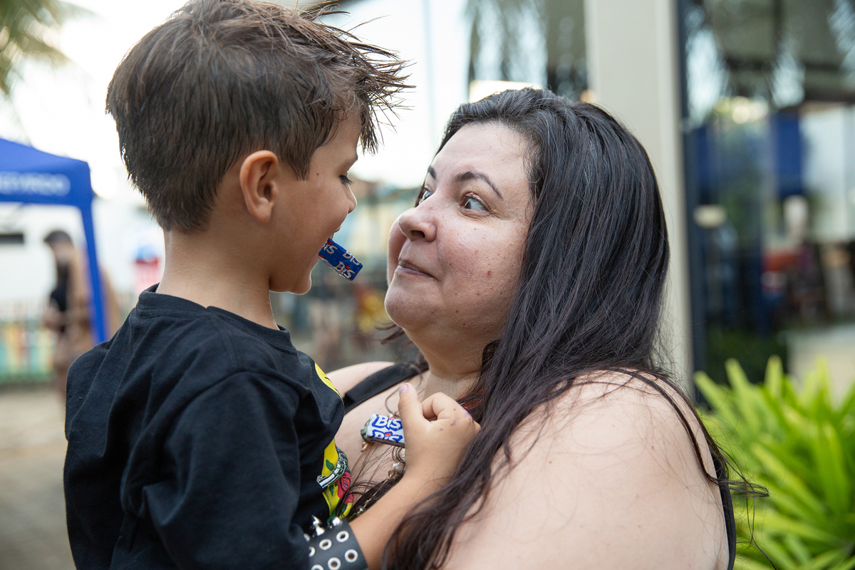 Momento de carinho entre tia e sobrinho durante o aniversário de 4 anos do Leo em Vila Velha.