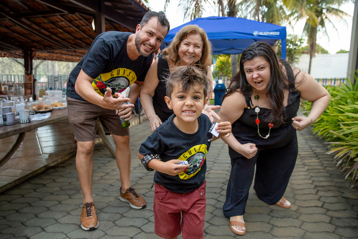 Crianças correndo e brincando na área externa durante a festa infantil de 4 anos do Leo