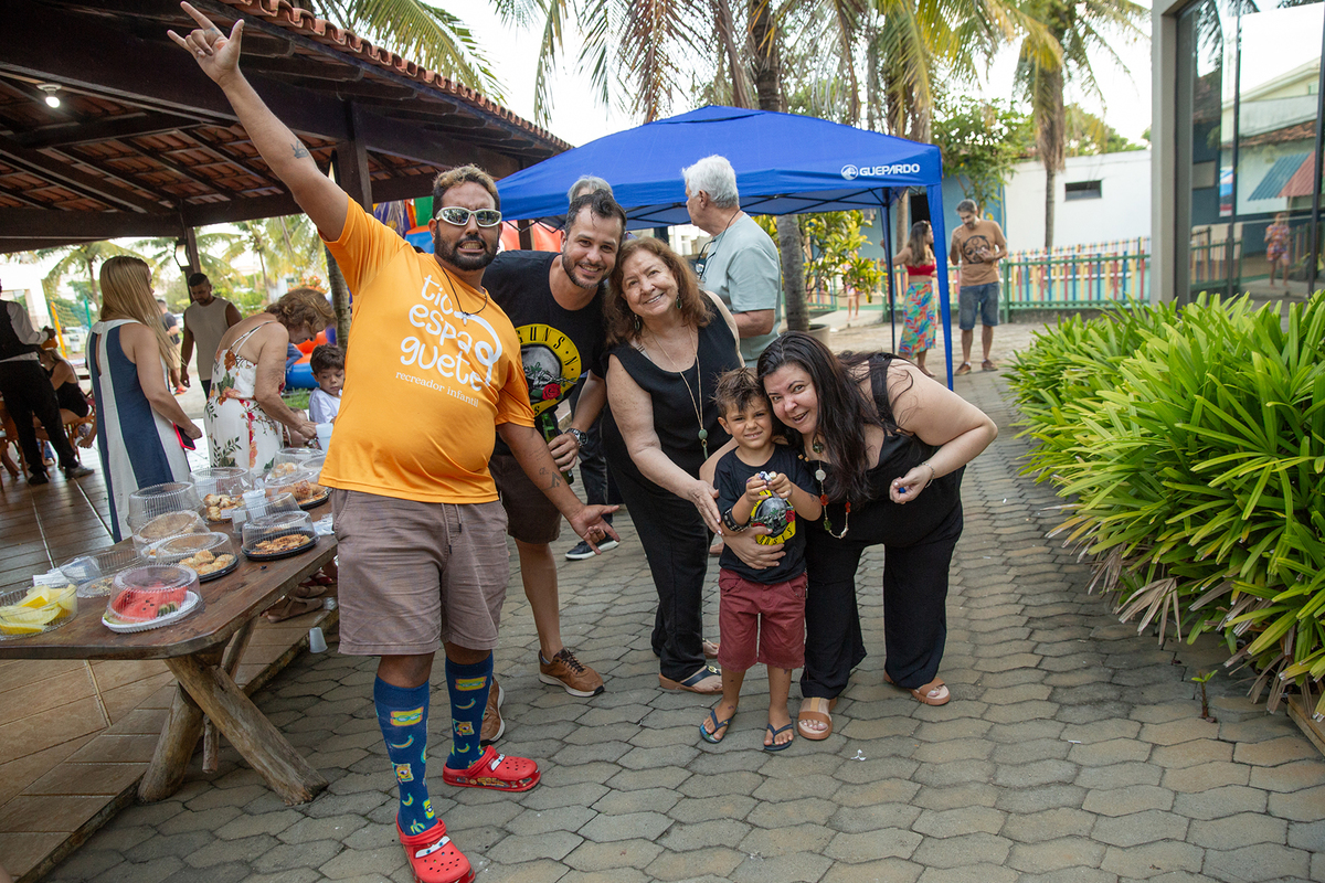 Amigos se divertindo nas brincadeiras da festa de aniversário do Leo, em Vila Velha.